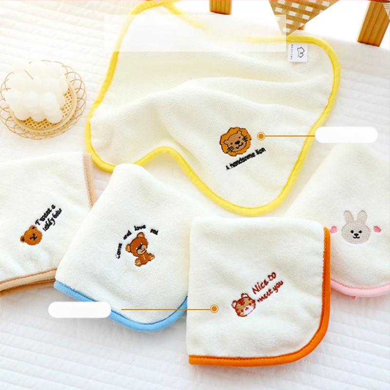 Spalvotas kvadratinis kūdikio marlės rankšluostis su minkštu kraštu. Vaikiškas mažas kvadratinis kūdikio darželio veido rankšluostis 30 * 30 cm.