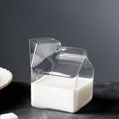 Jaapani stiilis klaasist ruudukujuline piimakarp mikrolaineahjus kuumutamiseks loominguline hommikusöögikohvitass piimatass teetass tass