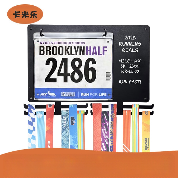 Metallist seinale kinnitatav medaliriiul, maratonijooksu ruudukujuline medaliriiul numbririiuliga, riidest seinakaunistus