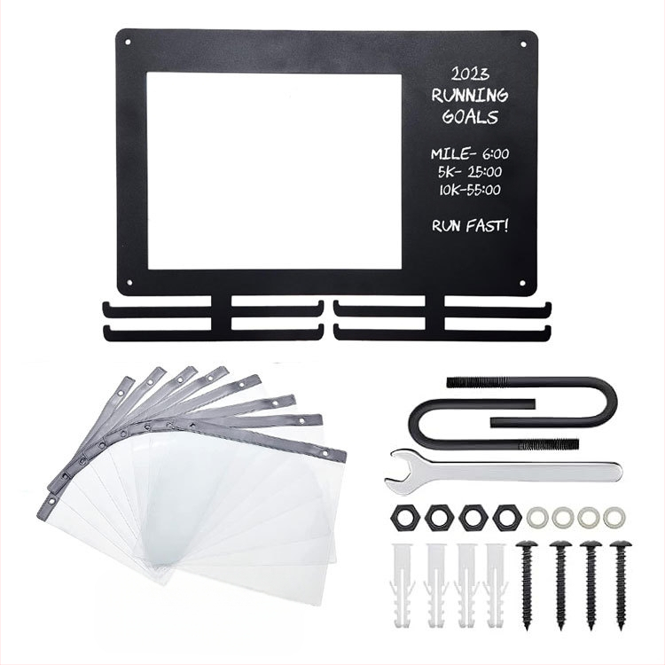 Metallist seinale kinnitatav medaliriiul, maratonijooksu ruudukujuline medaliriiul numbririiuliga, riidest seinakaunistus