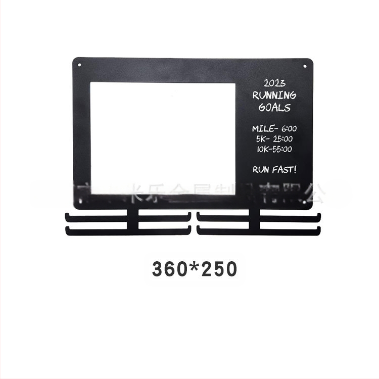 Metallist seinale kinnitatav medaliriiul, maratonijooksu ruudukujuline medaliriiul numbririiuliga, riidest seinakaunistus