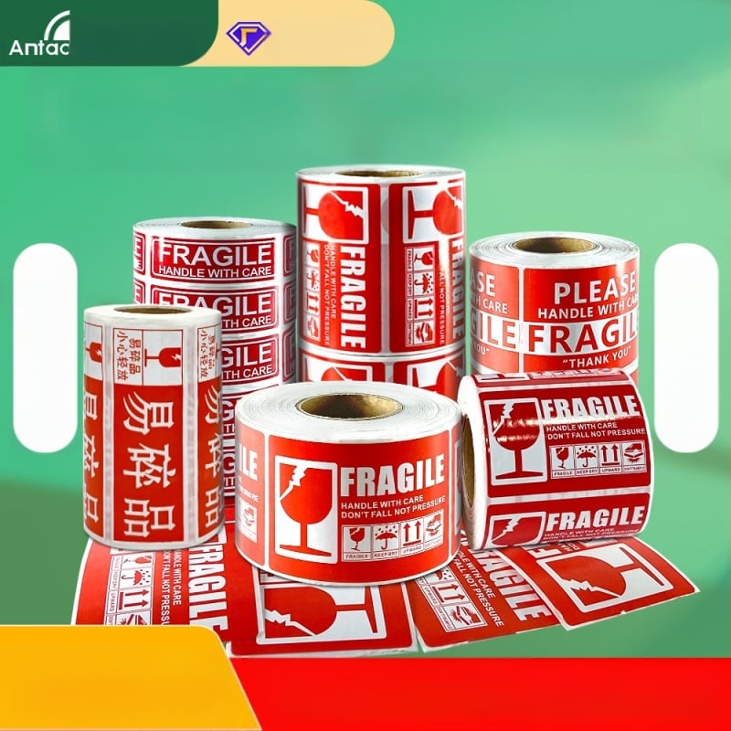 Habraste toodete silt habras hiina ja inglise keeles hoiatussilt kaetud paberist ekspresslogistika pakendi habras silt