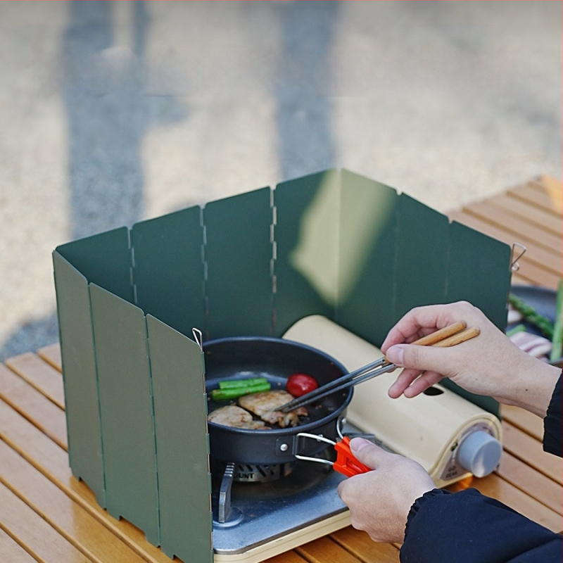 Telkimisvarustusega välistingimustes kasutatav kokkupandav tuule suunaja rauast kassettahju mitmekülgne tuulekindel kate kümme korda äge pliit tuulekindel laud hulgimüük