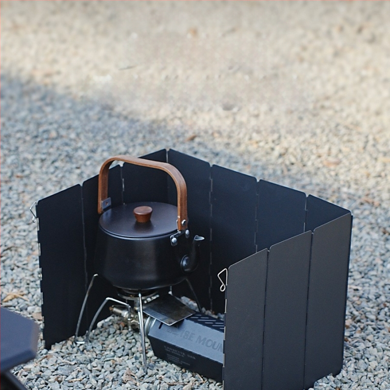 Telkimisvarustusega välistingimustes kasutatav kokkupandav tuule suunaja rauast kassettahju mitmekülgne tuulekindel kate kümme korda äge pliit tuulekindel laud hulgimüük