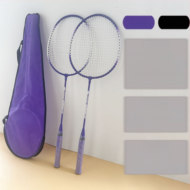 Badmintono raketės kostiumas suteikia tris kamuoliukus jaunimui, šeimos pramogoms, pagrindinėms treniruotėms ir raketės rinkiniui.