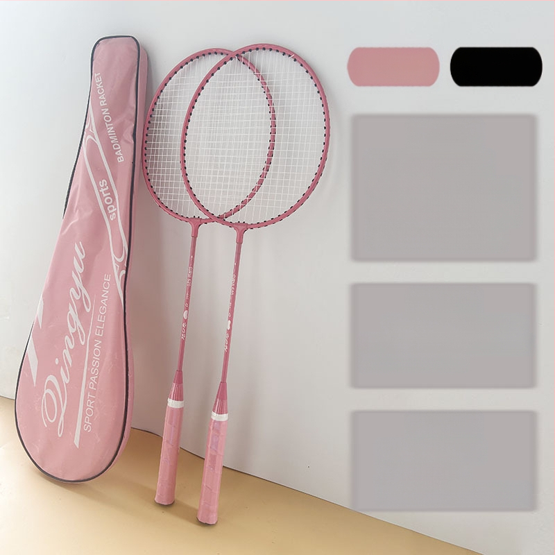 Badmintono raketės kostiumas suteikia tris kamuoliukus jaunimui, šeimos pramogoms, pagrindinėms treniruotėms ir raketės rinkiniui.