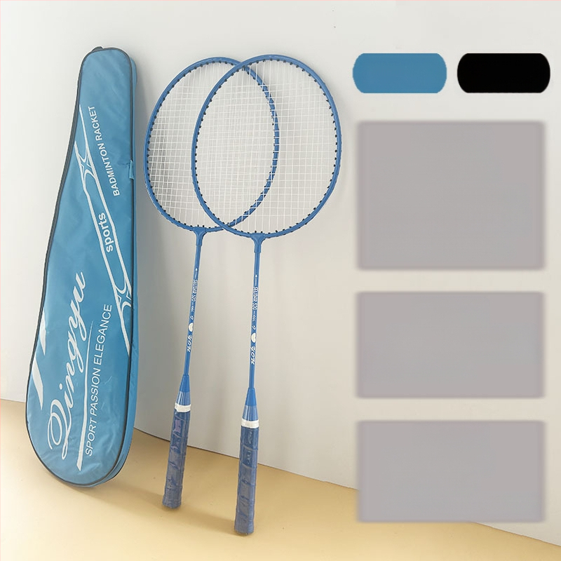 Badmintono raketės kostiumas suteikia tris kamuoliukus jaunimui, šeimos pramogoms, pagrindinėms treniruotėms ir raketės rinkiniui.