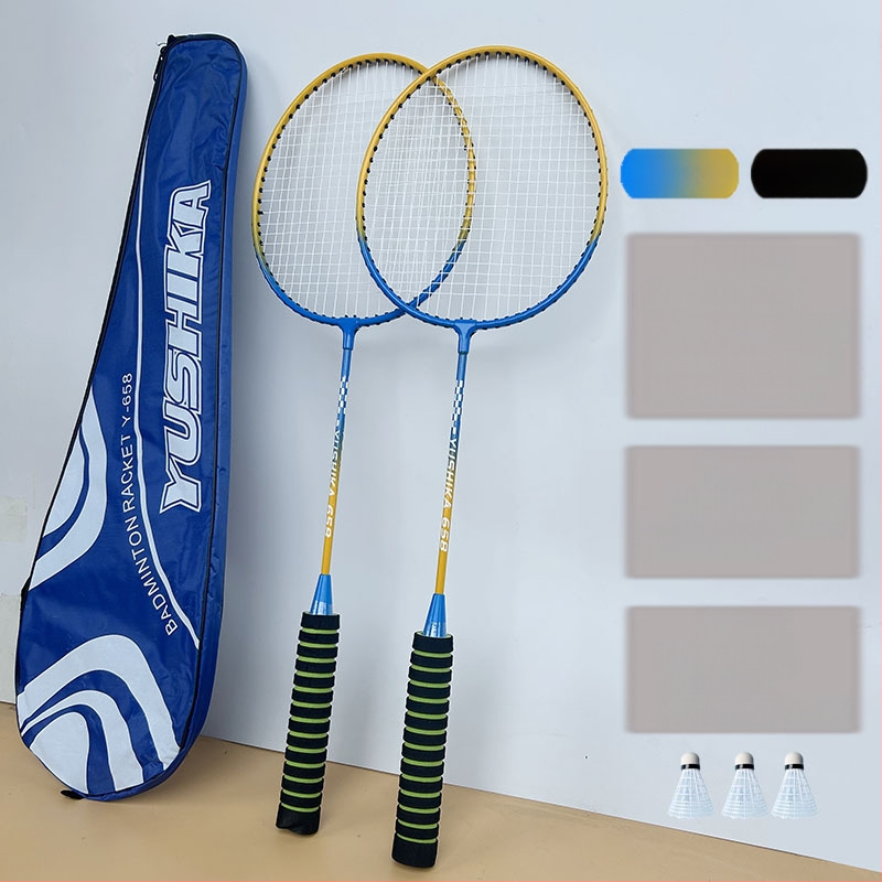 Badmintono raketės kostiumas suteikia tris kamuoliukus jaunimui, šeimos pramogoms, pagrindinėms treniruotėms ir raketės rinkiniui.