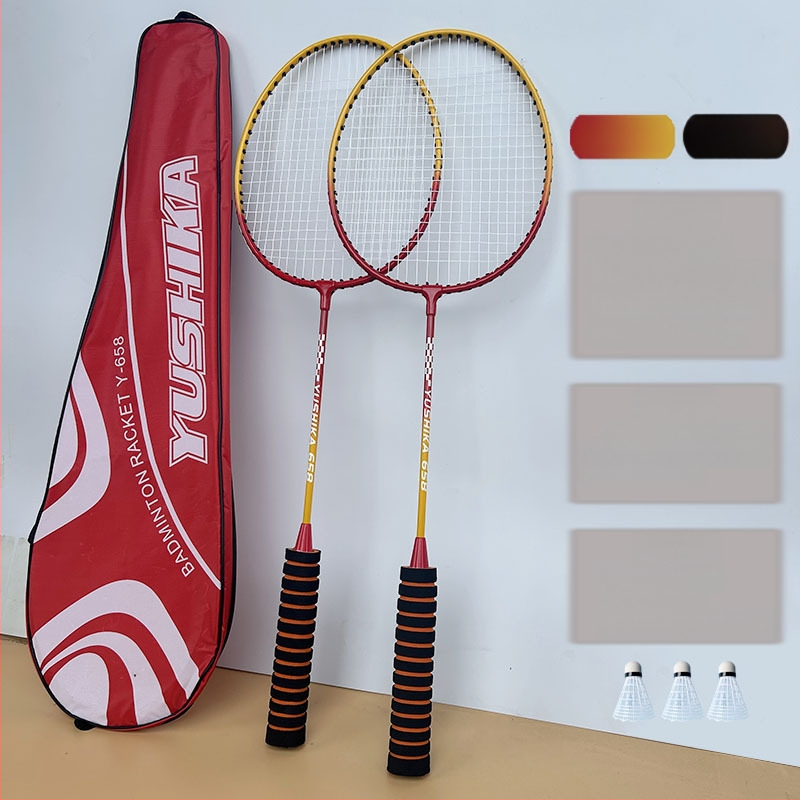 Badmintono raketės kostiumas suteikia tris kamuoliukus jaunimui, šeimos pramogoms, pagrindinėms treniruotėms ir raketės rinkiniui.