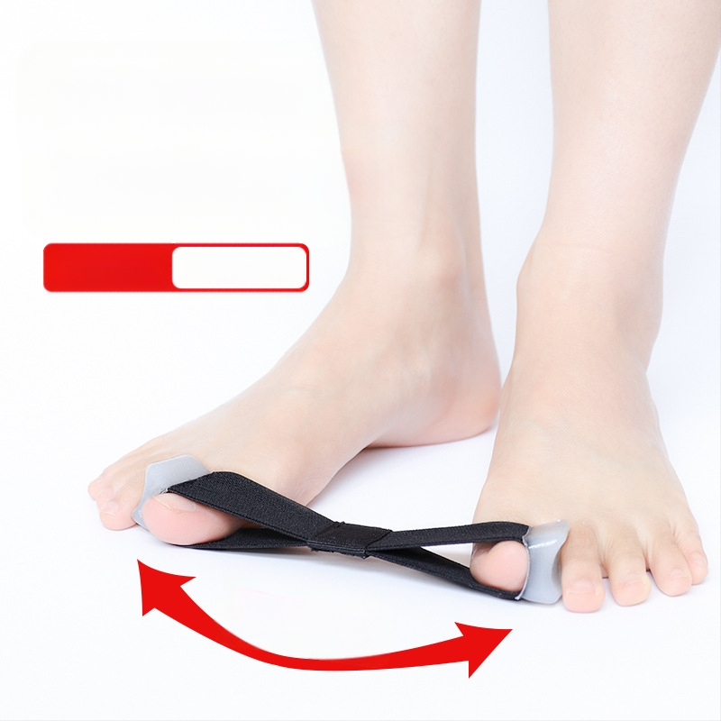 Vienpusis nykščio valgus įtvaras, kurį galima nešioti dieną ir naktį, su didžiojo pėdos kaulo įtempimo diržu, perdengiamu pirštų atskyrimo audiniu.