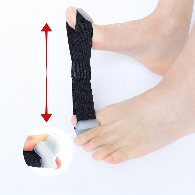 Vienpusis nykščio valgus įtvaras, kurį galima nešioti dieną ir naktį, su didžiojo pėdos kaulo įtempimo diržu, perdengiamu pirštų atskyrimo audiniu.