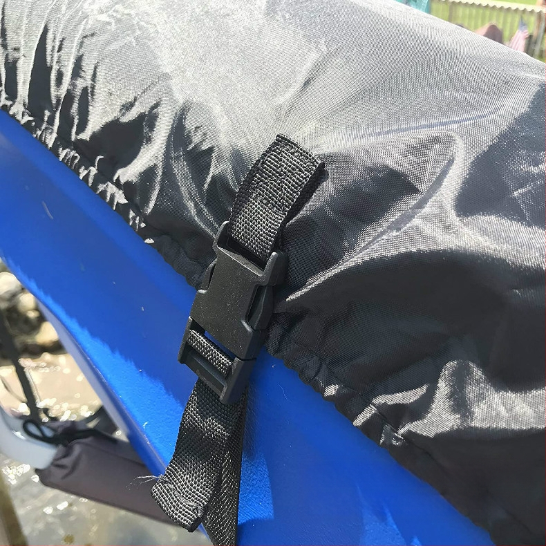 Oksfordas auduma, sudraba pārklājuma kajaka ūdensnecaurlaidīgs un putekļus necaurlaidīgs pārvalks iekštelpu un āra kajaka pārvalkam pāri robežām