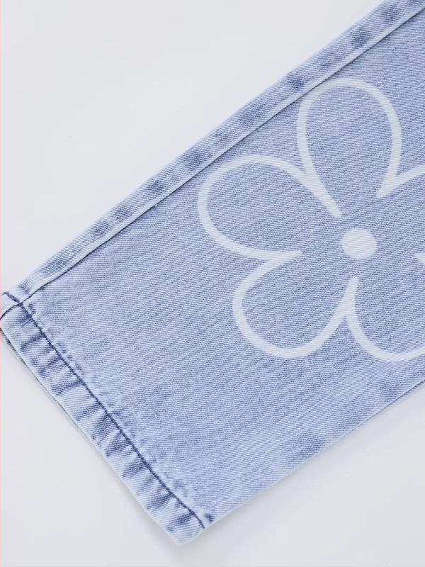 „Amazon“ ir „Aliexpress“ paauglėms mergaitėms siūlo išskirtinai aukštos kokybės margintus plačius džinsinius kombinezonus su gėlių raštais.