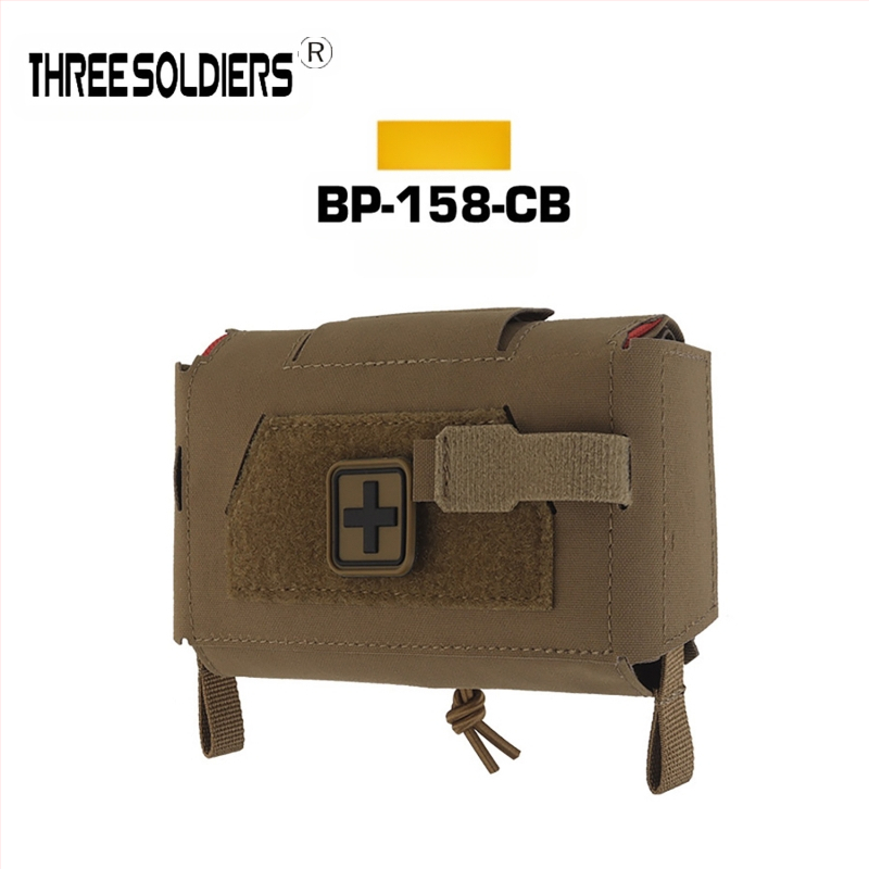 Taktikaline vest-vöö Molle, mis on varustatud väikese meditsiinilise kaasaskantava kiirvabastusega meditsiinikotiga V3