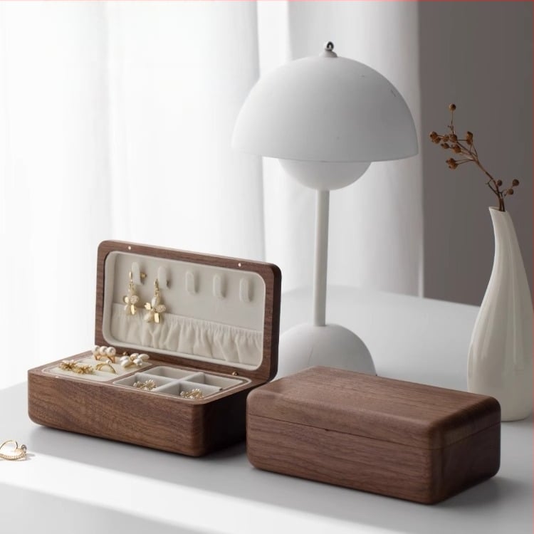 Melna valrieksta rotaslietu kastīte kāzu dāvanai, kompakta trīsdaļīga zelta kaklarota, aproce, masīvkoka rotaslietu uzglabāšanas kastīte