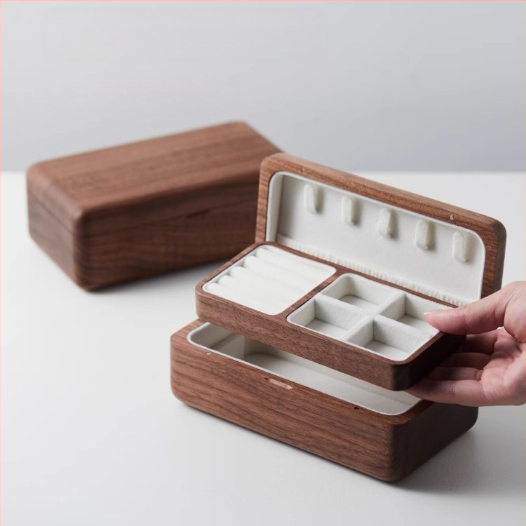 Melna valrieksta rotaslietu kastīte kāzu dāvanai, kompakta trīsdaļīga zelta kaklarota, aproce, masīvkoka rotaslietu uzglabāšanas kastīte