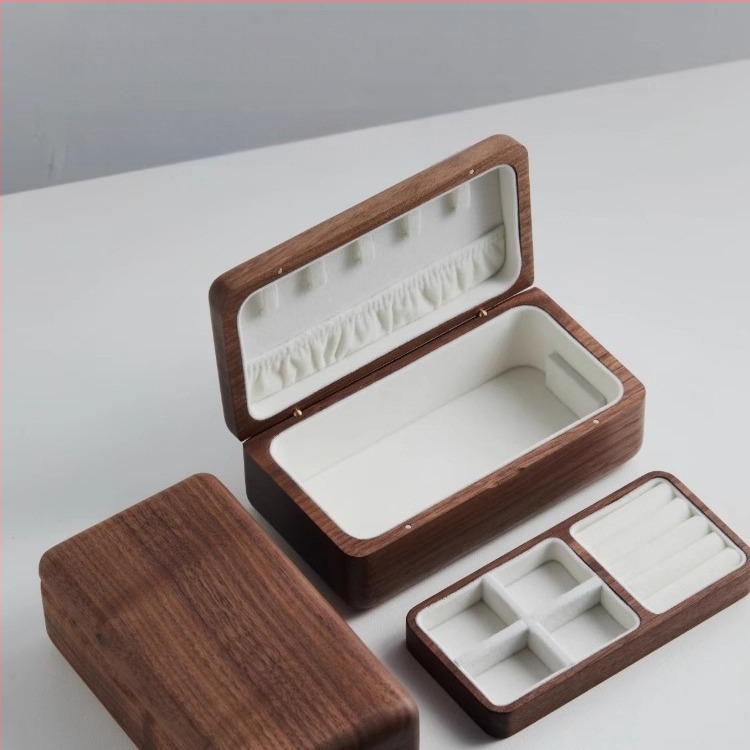 Melna valrieksta rotaslietu kastīte kāzu dāvanai, kompakta trīsdaļīga zelta kaklarota, aproce, masīvkoka rotaslietu uzglabāšanas kastīte