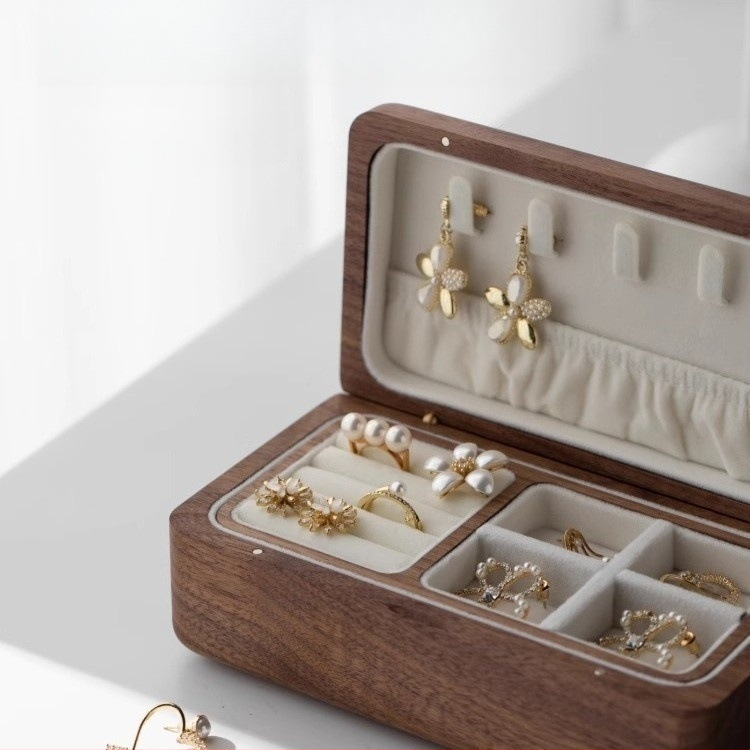 Melna valrieksta rotaslietu kastīte kāzu dāvanai, kompakta trīsdaļīga zelta kaklarota, aproce, masīvkoka rotaslietu uzglabāšanas kastīte