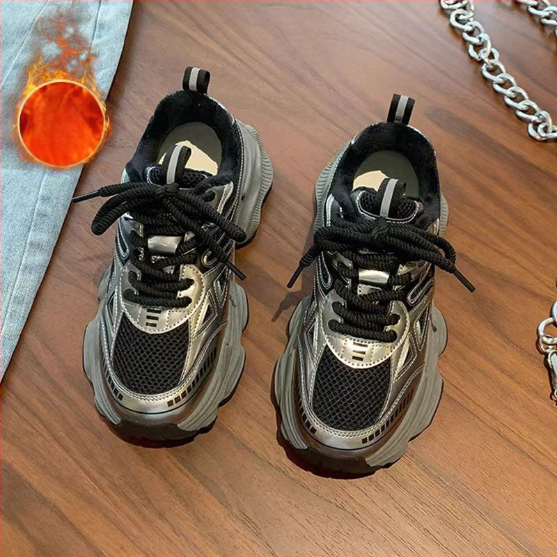 Tüdrukute tossud 2025. aasta kevad-, sügis- ja talveks. Keskkooli laste vabaaja jooksujalatsid. Tüdrukute Torre kingad. Lasteriided. Kahe puuvillaga kingad.