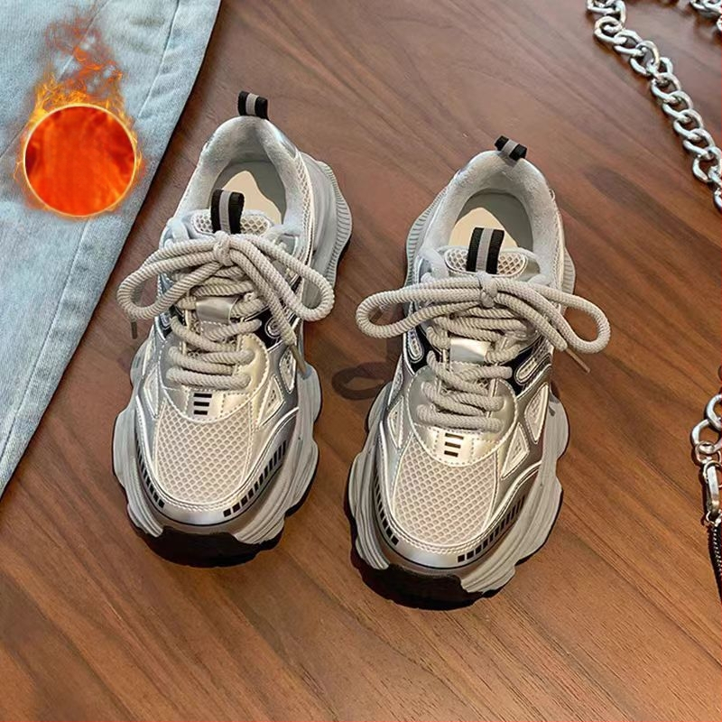 Tüdrukute tossud 2025. aasta kevad-, sügis- ja talveks. Keskkooli laste vabaaja jooksujalatsid. Tüdrukute Torre kingad. Lasteriided. Kahe puuvillaga kingad.