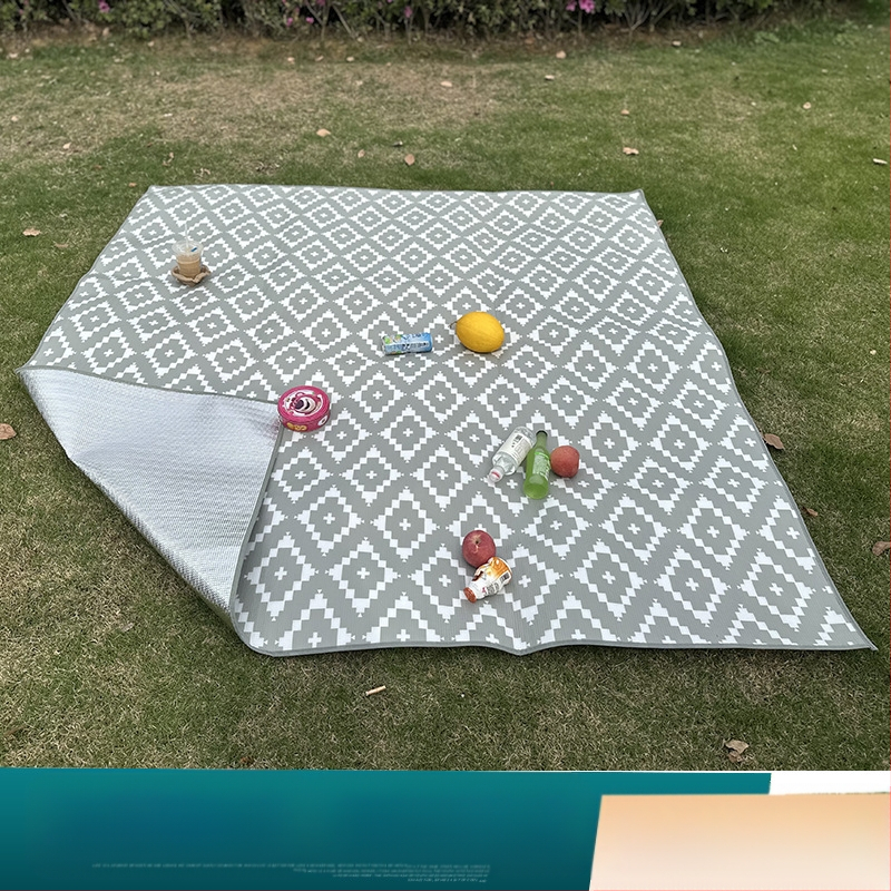 Paksendatud piknikumati välistingimustes kaasaskantav värviline kile piknikumati Internetist kuulus alumiiniumkile niiskuskindel matt ühekordselt kasutatav telkmatt tarvikud
