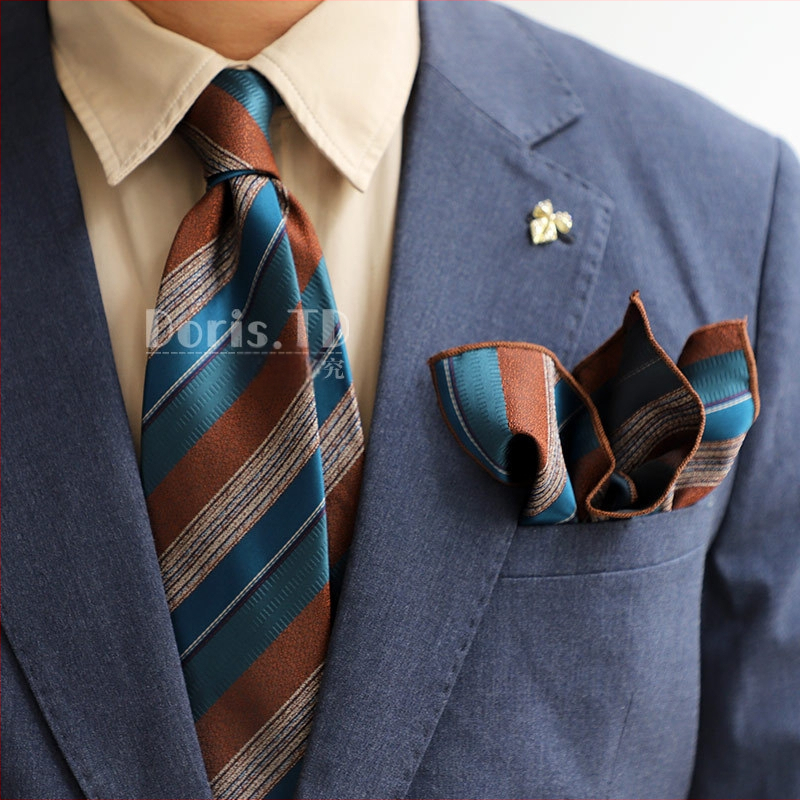 Vintažinio kontrastingos spalvos dryžuotas britiškas atmosferinis kaklaraiščio vyriškas kišeninis rankšluosčių komplektas korėjietiško stiliaus verslo džentelmeno gamyklos vietoje suknelė