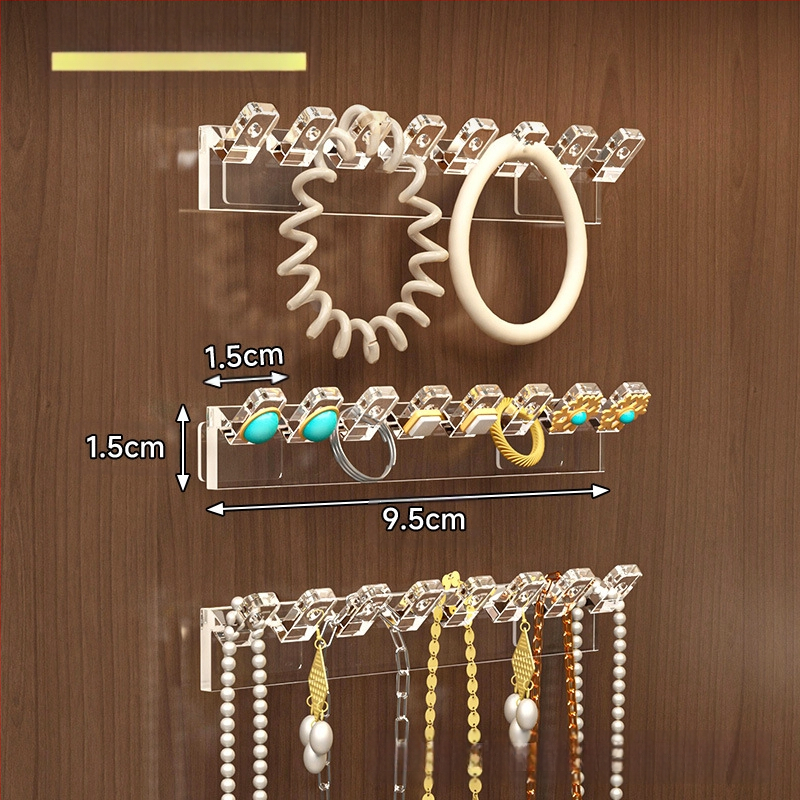 Veidrodinės spintelės durelių gale pakabinama grandinėlės laikymo lentynėlė, rankų grandinėlė, auskarai, sujungti eiliniai kabliukai, apsaugantys nuo susivėlimo, prie sienos tvirtinamas papuošalų stovas be gręžimo