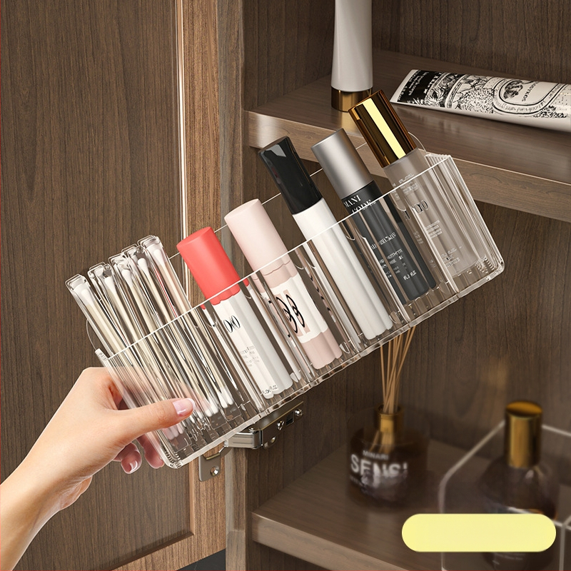 Veidrodinės spintelės durelių gale pakabinama grandinėlės laikymo lentynėlė, rankų grandinėlė, auskarai, sujungti eiliniai kabliukai, apsaugantys nuo susivėlimo, prie sienos tvirtinamas papuošalų stovas be gręžimo