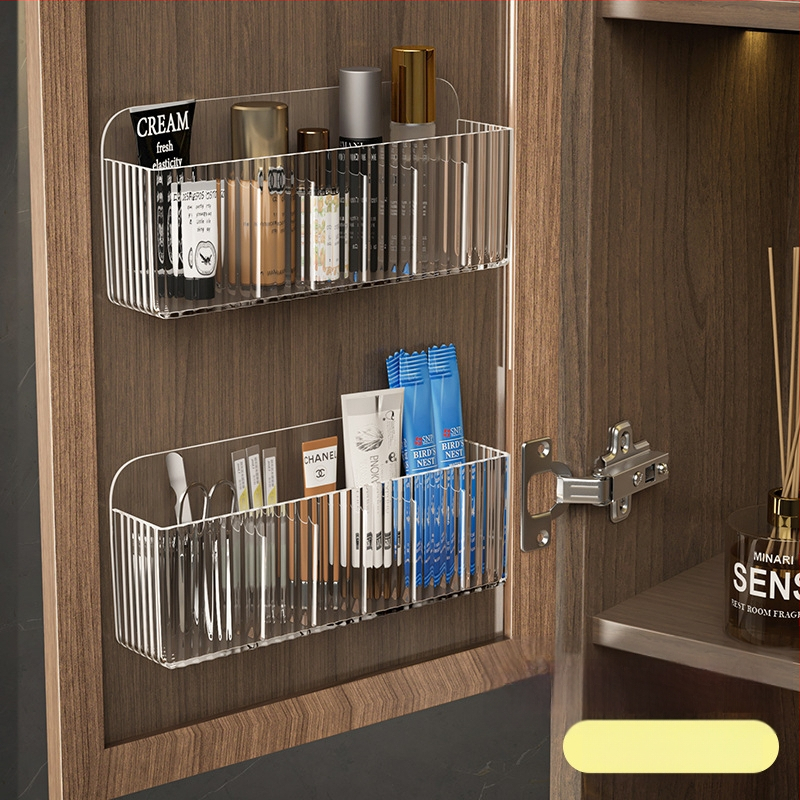 Veidrodinės spintelės durelių gale pakabinama grandinėlės laikymo lentynėlė, rankų grandinėlė, auskarai, sujungti eiliniai kabliukai, apsaugantys nuo susivėlimo, prie sienos tvirtinamas papuošalų stovas be gręžimo