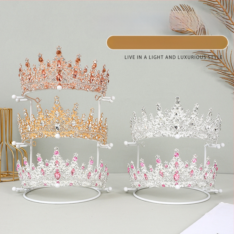 Pruudi krooni vitriin, juukseaksessuaaride riiul, kuldne peakate, metallist vitriin, ehete pildistamine, otseülekande stuudio ehete riiul