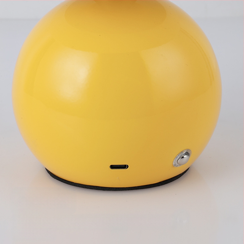 Stolová lampa vo francúzskom krémovom štýle, spálňa, nočné svetlo s vysokou farebnou hodnotou, severské dievča, romantická svadobná dekorácia