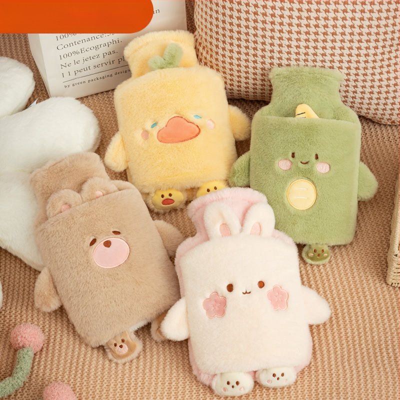 [Matu paaudze] karstā ūdens maisiņš ar ūdeni, pildot siltu vēderu, silts ūdens maisiņš, silta roka, dārgums, studenta vēders, mīlīgs, plīša