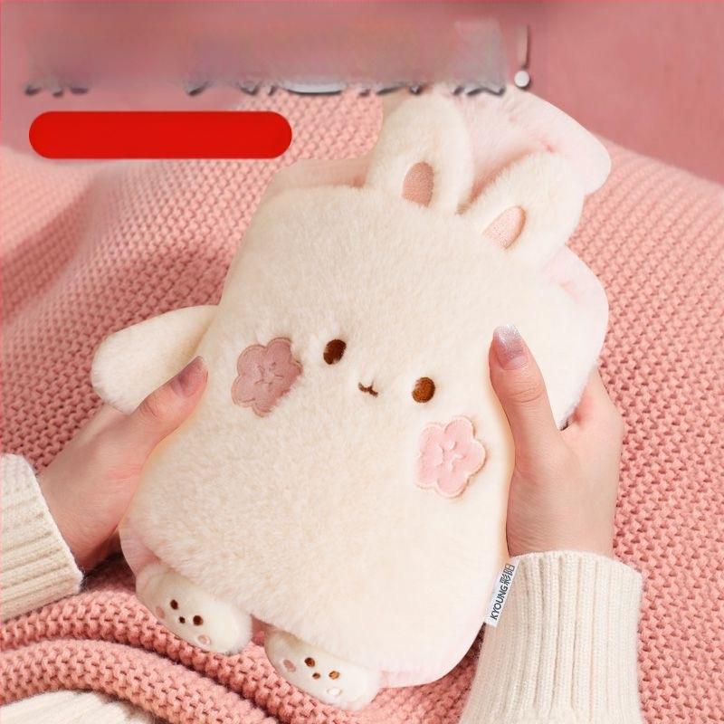 [Matu paaudze] karstā ūdens maisiņš ar ūdeni, pildot siltu vēderu, silts ūdens maisiņš, silta roka, dārgums, studenta vēders, mīlīgs, plīša