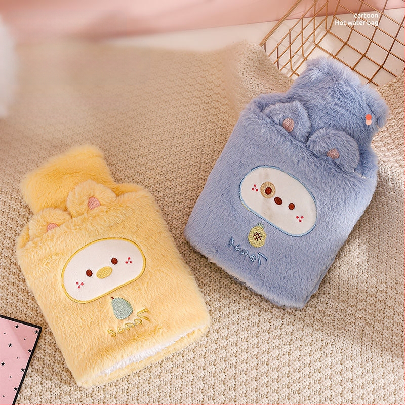 [Matu paaudze] karstā ūdens maisiņš ar ūdeni, pildot siltu vēderu, silts ūdens maisiņš, silta roka, dārgums, studenta vēders, mīlīgs, plīša