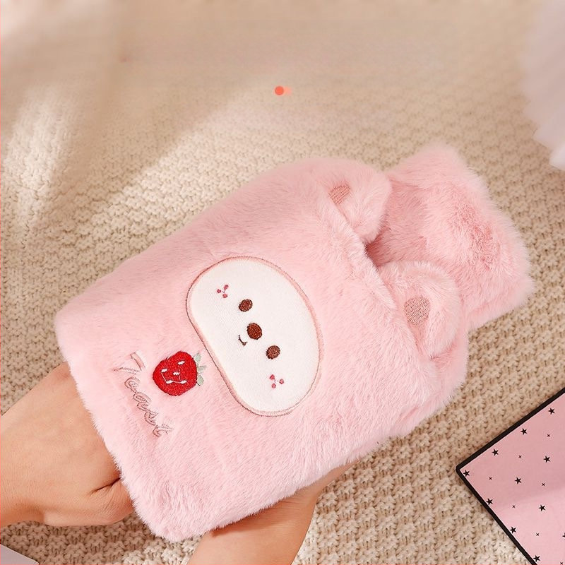 [Matu paaudze] karstā ūdens maisiņš ar ūdeni, pildot siltu vēderu, silts ūdens maisiņš, silta roka, dārgums, studenta vēders, mīlīgs, plīša