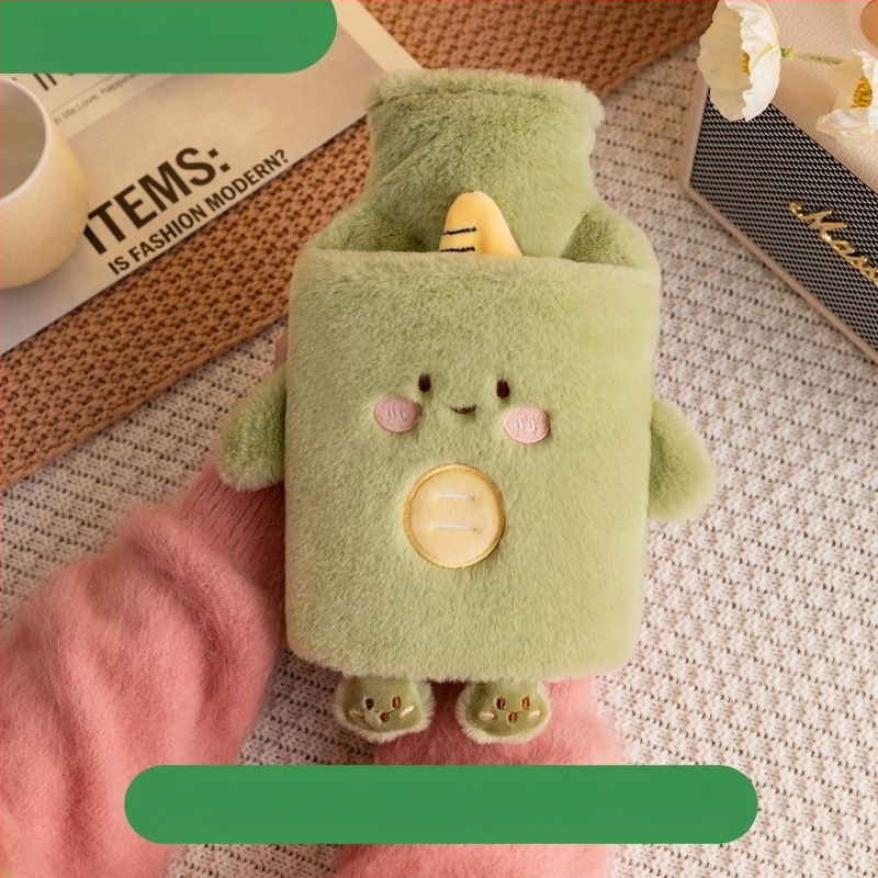 [Matu paaudze] karstā ūdens maisiņš ar ūdeni, pildot siltu vēderu, silts ūdens maisiņš, silta roka, dārgums, studenta vēders, mīlīgs, plīša