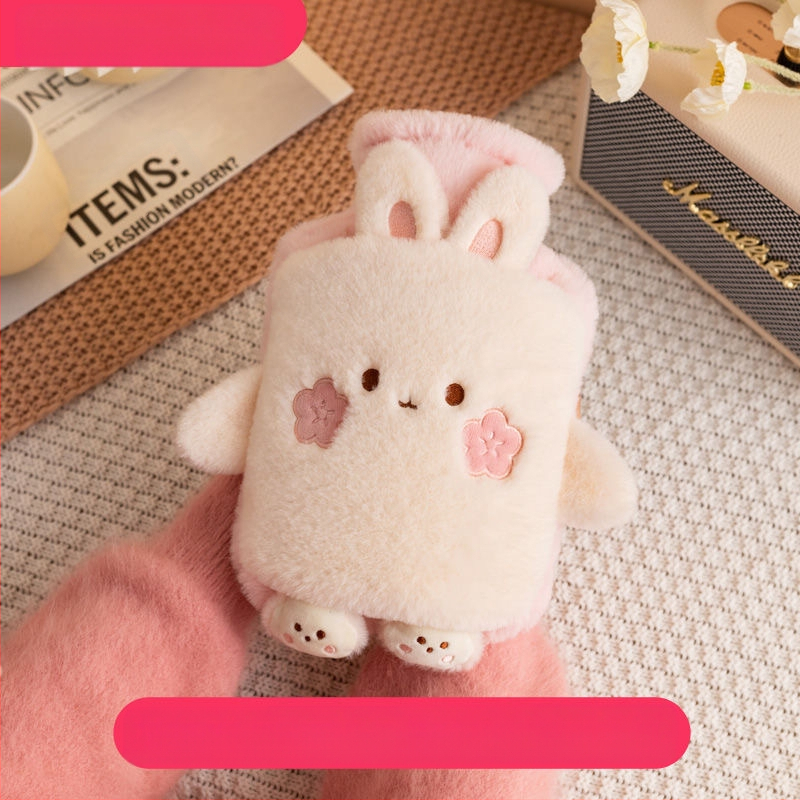 [Matu paaudze] karstā ūdens maisiņš ar ūdeni, pildot siltu vēderu, silts ūdens maisiņš, silta roka, dārgums, studenta vēders, mīlīgs, plīša