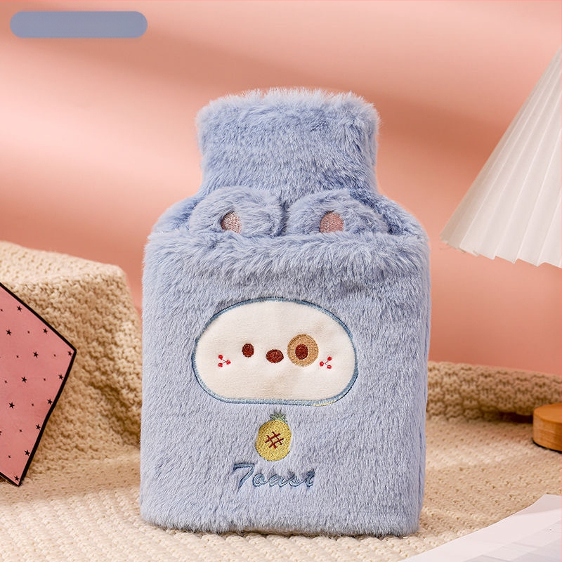 [Matu paaudze] karstā ūdens maisiņš ar ūdeni, pildot siltu vēderu, silts ūdens maisiņš, silta roka, dārgums, studenta vēders, mīlīgs, plīša