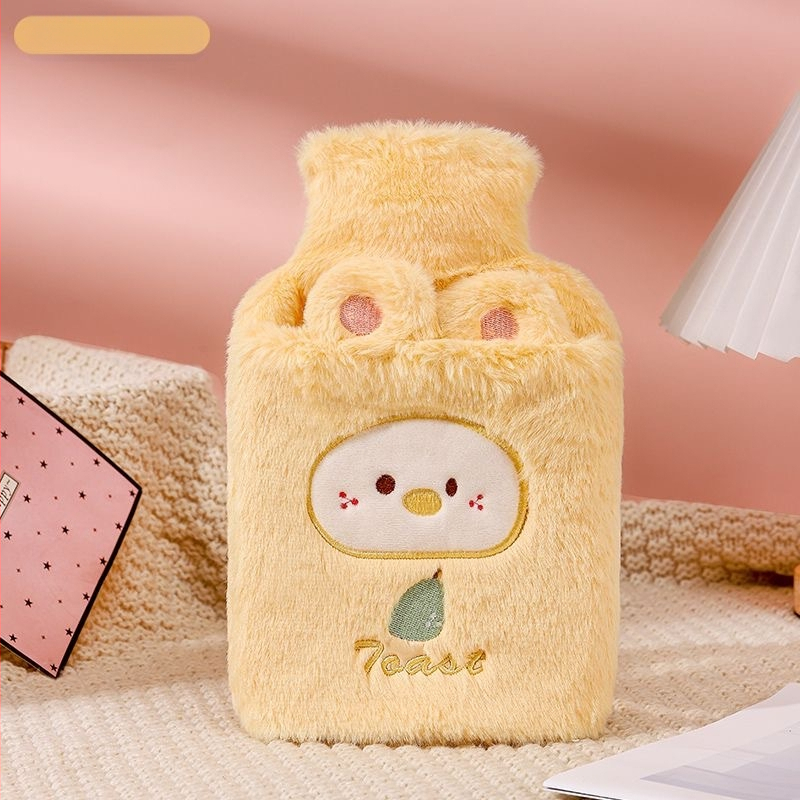 [Matu paaudze] karstā ūdens maisiņš ar ūdeni, pildot siltu vēderu, silts ūdens maisiņš, silta roka, dārgums, studenta vēders, mīlīgs, plīša