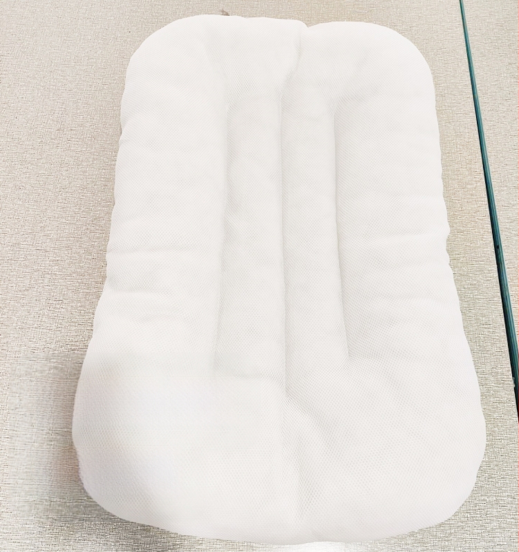 Gamykloje parduodamas sukurtų audinių kūdikių medvilninių verpalų lovos užtiesalų rinkinys, vienspalvis kūdikio lova, pilnai uždengta, dvisluoksnė medvilninių verpalų kvėpuojanti paklodė