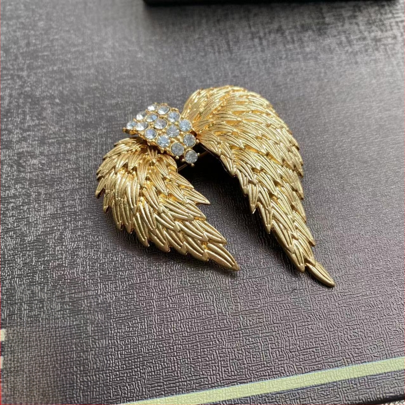 Средновековна винтидж брошка с крила, елегантна и щедра брошка с позлатени крила, винтидж триизмерна брошка за костюм