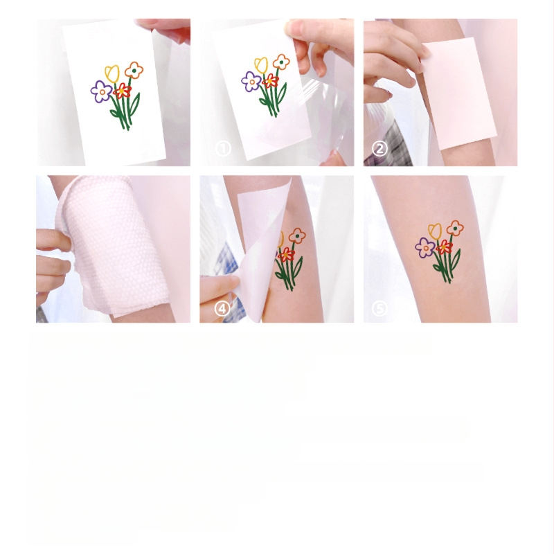 Maza, svaigas krāsas tetovējuma uzlīme stilā ar mazu rakstu, multfilmas pirkstu, uzacu burtu, ziedu, jauka tetovējuma uzlīme