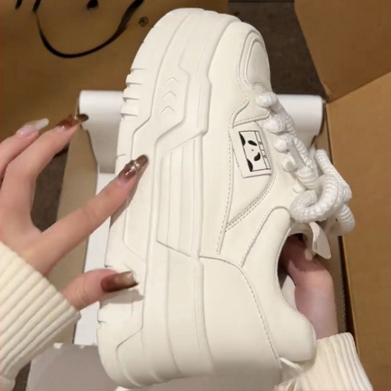 Įžymybių stiliaus platforminiai storapadžiai laisvalaikio balti bateliai moterims 2025 m. pavasariui Nauji universalūs ūgį didinantys sportbačiai moterims