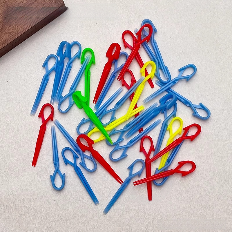 Nagų dailės pozicionavimo įrankis, apsaugantis nuo perpildymo, formavimo įrankis, pagalbinis įrankis, skirtas nagų fototerapijai, klijų pozicionavimui nuo perpildymo vietos.