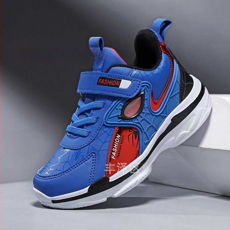 Vaikiški batai su Žmogaus-voro atvaizdu, pavasario ir rudens odiniai berniukiški sportbačiai, pradinės mokyklos berniukų, vidutinio ir didelio dydžio vaikiški batai.