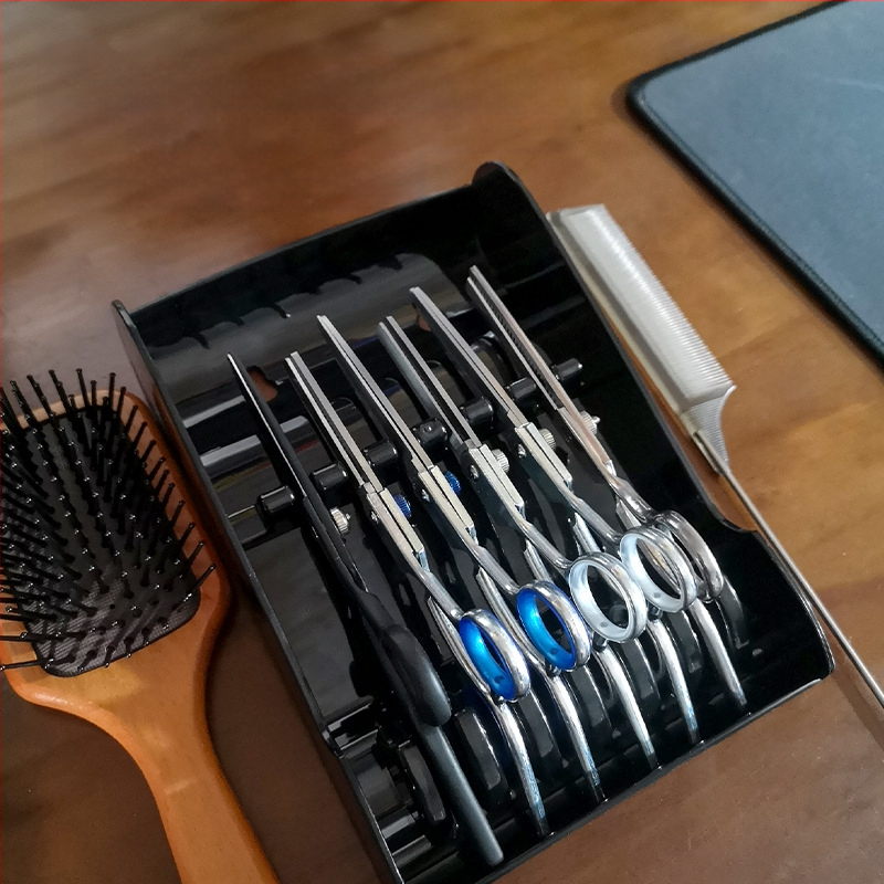 Kirpyklos žirklių dėžutė, kirpyklos laikymo lentynėlė, kirpyklos kirpėjas, specialus laikiklis, padėklas, kirpyklos įrankiai