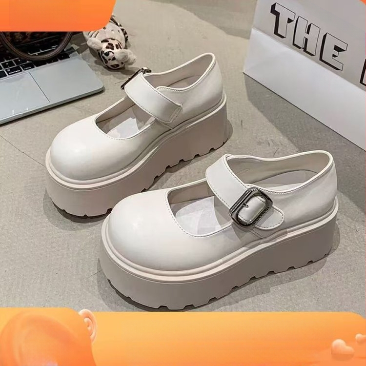 Užsienio prekybos „Preppy“ stiliaus maži odiniai bateliai 2025 m. pavasariui ir vasarai. Nauji JK storapadžiai, aukštį didinantys plokščiapadžiai, retro stiliaus vienos sagos Mary Jane bateliai.