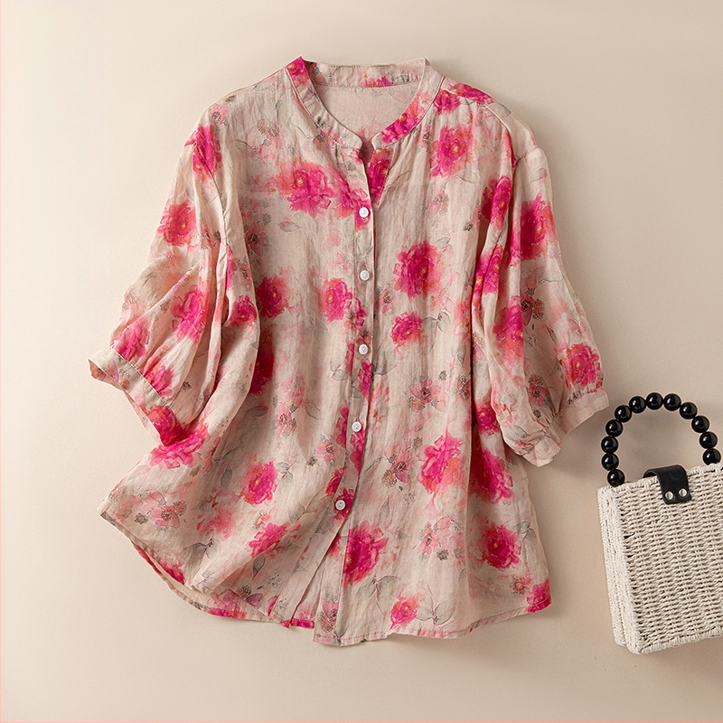 Moteriški 2024 m. vasaros laisvo kirpimo V formos iškirptės gėlėti ramės marškiniai su vidutinėmis rankovėmis.