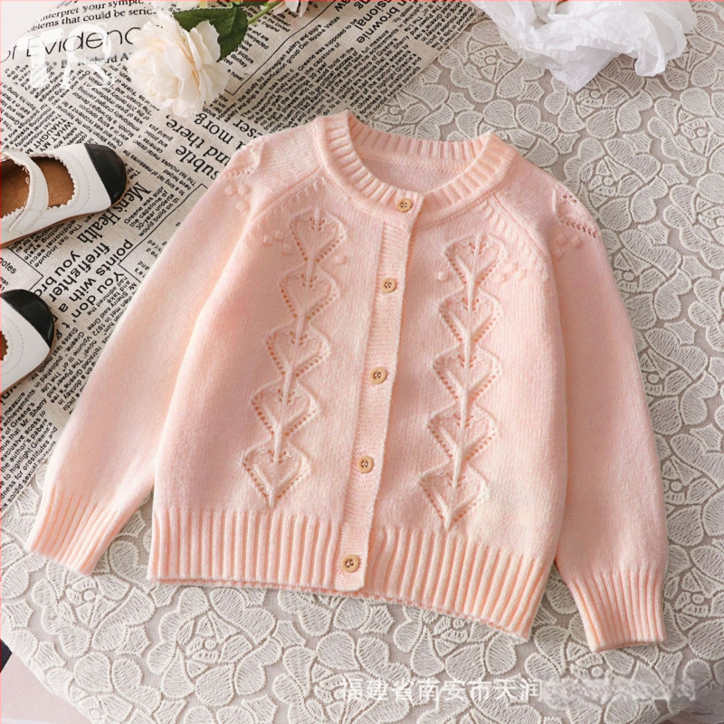 Jesenska dječja odjeća, zapadnjački stil, pleteni kaput s dugim rukavima, kremasto-bijeli, okrugli izrez, dugi rukavi, srce, izdubljeni dijamantni gumb