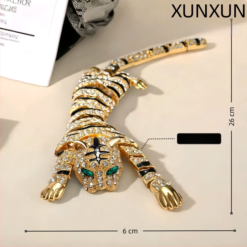Europietiški ir amerikietiški sprogimai. Per petį persegama tigro sagė moterims. Sunkiosios pramonės mados, deimantais inkrustuotos, elegantiškos palto megztinio aksesuarai.